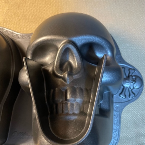Wilton 10-Cup 3D Skull Cake Pan, Cast Aluminum, Jello Mold Skeleton Head - Picture 6 of 9